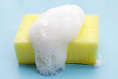 Bulaşık deterjanıyla temizlik süngeri. Bulaşık yıkama kavramı