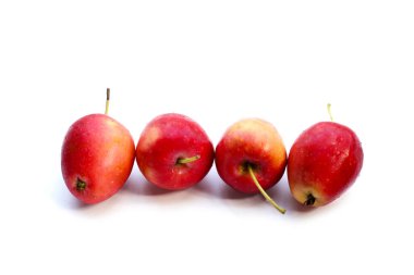 Beyaz arkaplanda taze kırmızı elmalar