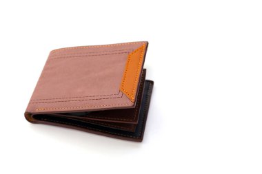 Beyaz arka planda kahverengi cüzdan.