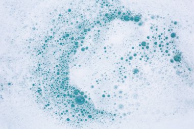 Deterjan köpüklü su. Mavi arkaplan, sabun suyu