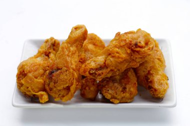 Beyaz arka planda kızarmış tavuk.