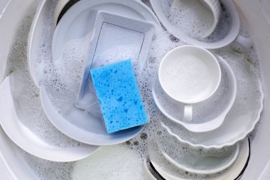 Bulaşık deterjanı köpüklü kirli bulaşıklar. Bulaşık yıkama kavramı