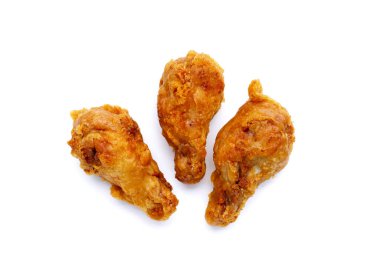 Beyaz arka planda kızarmış tavuk.