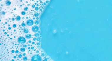 Mavi su kabarcığı. Beyaz sabun köpüğü