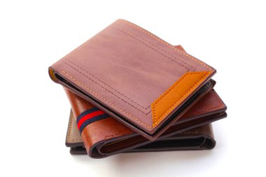 Beyaz arka planda kahverengi cüzdanlar.