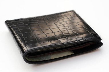 Beyaz arka planda siyah cüzdan.