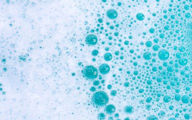 Deterjan köpüklü su. Mavi arkaplan, sabun suyu