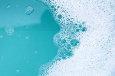 Deterjan köpüklü su. Mavi arkaplan, sabun suyu