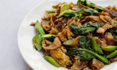 Soya soslu pilavlı erişte ve domuz eti.