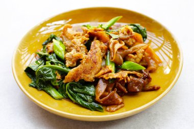 Soya soslu pilavlı erişte ve domuz eti.