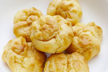 beyaz zemin üzerine krem puffs