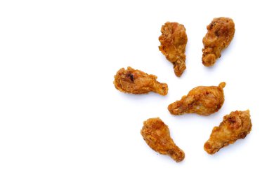 Beyaz arka planda kızarmış tavuk.