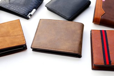 Beyaz arka planda siyah cüzdan.