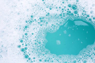 Deterjan köpüklü su. Mavi arkaplan, sabun suyu