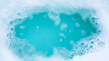 Deterjan köpüklü su. Mavi arkaplan, sabun suyu