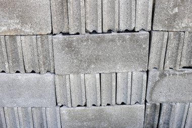 Beton tuğla yığını, beton bloklar.