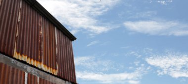 Paslı çinko çarşaf bina, eski paslı çinko çarşaflar..