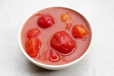 Domates suyunda soyulmuş domates.