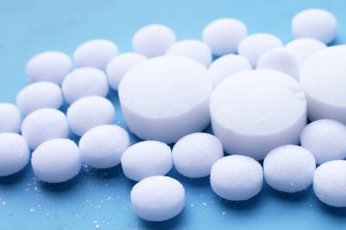 Mavi arkaplanda beyaz naftalin.