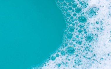 Deterjan köpüklü su. Mavi arkaplan, sabun suyu