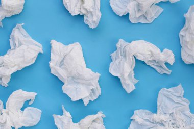 Buruşmuş kağıt mendil. Mavi arka planda yüz dokusu.