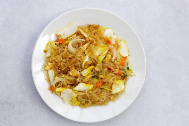 Yumurtalı kızarmış cam erişte.