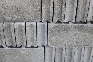 Beton tuğla yığını, beton bloklar.
