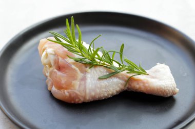 Çiğ tavuk bacağı, pişirmek için et.