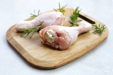 Çiğ tavuk bacağı, pişirmek için et.