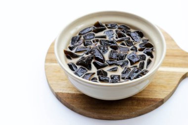 Kahverengi şekerli, sütlü otlu jöle, bitkisel tatlı. Mesona çingenesi.