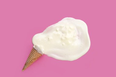 Pembe arka planda waffle külahlı eritme dondurması.