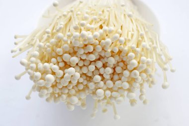 Beyaz arka plan üzerinde taze Enoki mantar
