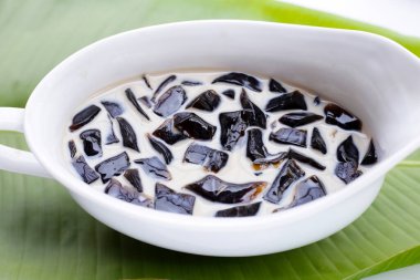 Süt içinde otlu jöle, bitkisel tatlı. Mesona çingenesi.