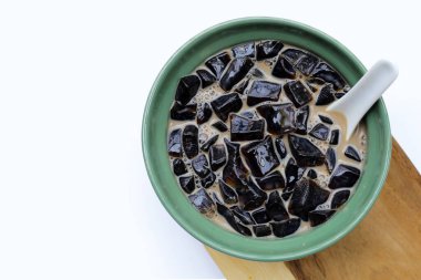 Kahverengi şekerli, sütlü otlu jöle, bitkisel tatlı. Mesona çingenesi.