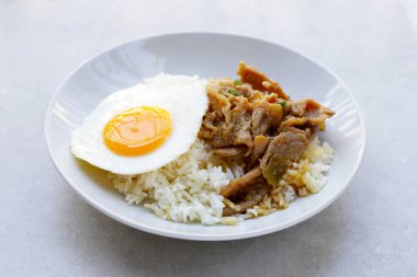 Domuz dilimlenmiş pilav kızarmış soya sosu ve sahanda yumurta.