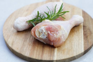 Çiğ tavuk bacağı, pişirmek için et.