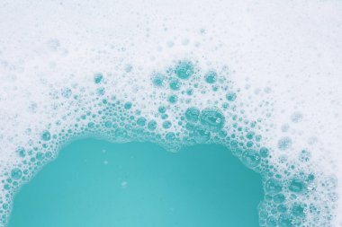 Deterjan köpüklü su. Mavi arkaplan, sabun suyu