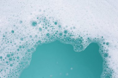 Deterjan köpüklü su. Mavi arkaplan, sabun suyu