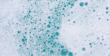 Deterjan köpüklü su. Mavi arkaplan, sabun suyu