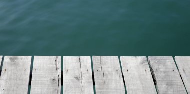 Mavi denizli ahşap kaldırım