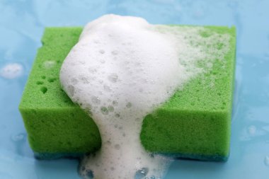 Bulaşık deterjanı köpüklü temizlik süngeri. Bulaşık yıkama kavramı