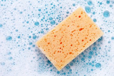 Bulaşık deterjanı köpüklü temizlik süngeri. Bulaşık yıkama kavramı