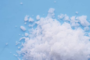 Sodyum Hidroksit veya NaOH, yakıcı soda.