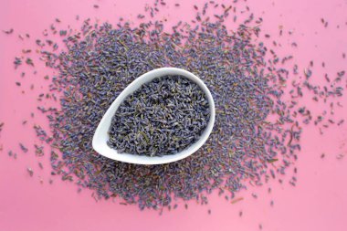 Bitki çayı demlemek için kurutulmuş lavanta tomurcukları.