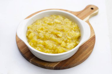 Beyaz arka planda muz ezmesi..