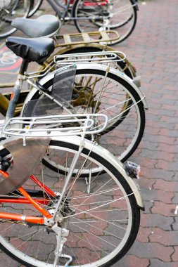 Kaldırımda bir grup bisiklet sıraya dizildi..