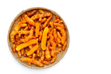 Beyaz arkaplanda zerdeçal kökleri.