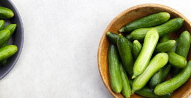 Taze salatalıklar kasede