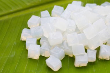 Şuruplu mini küp hindistan cevizi jölesi, Tayland tatlısı.