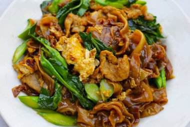 Soya soslu pilavlı erişte ve domuz eti.